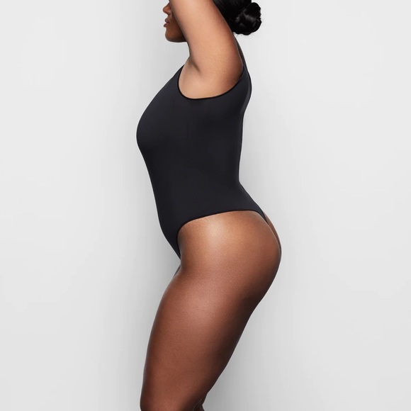 SKIMS Essential Crewneck Sleeveless Bodysuit - Picture 2 of 9